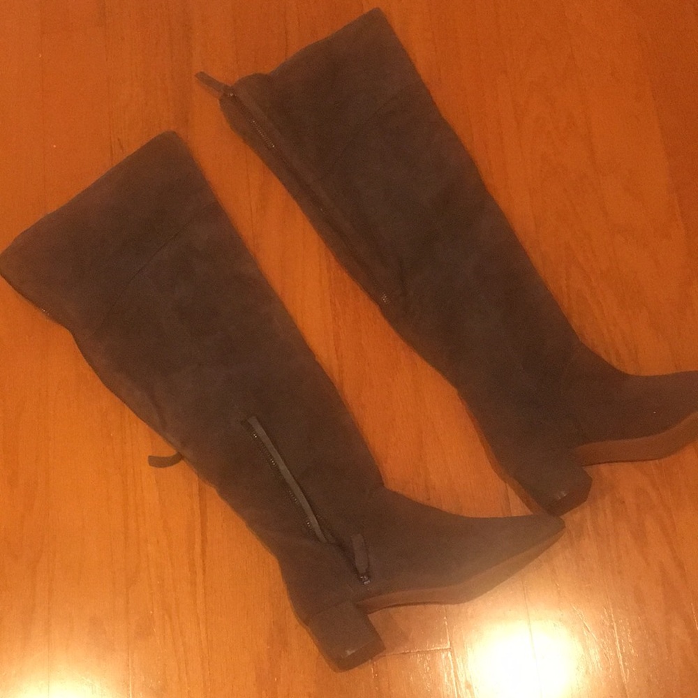 Woman size 7.5 knee high bran new boots. Low heels